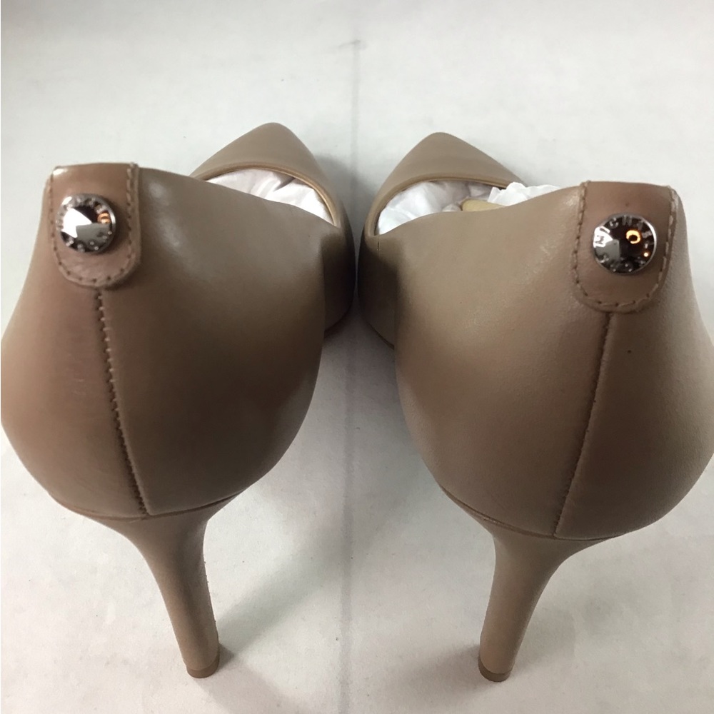 Michael Kors taupe leather pump size 9m. - Picture 2 of 7